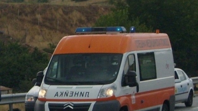 Мъж удари майка си с метална тръба в главата