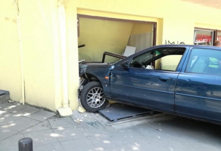 23 годишна жена се блъснала с лек автомобил в три паркирани