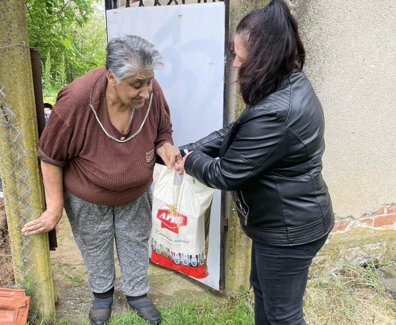 Хранителни пакети за хора които са в затруднено положение като