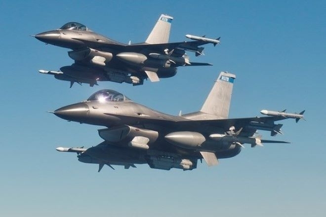 Отряд от около 100 военнослужещи и четири самолета F 16 Fighting