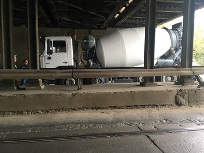 Бетоновоз сгази човек и го влачи няколко метра стигайки под