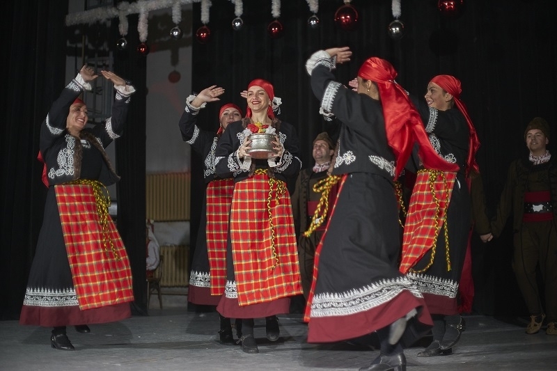 Популярни класически мелодии коледни песни и вихрени фолклорни танци създадоха