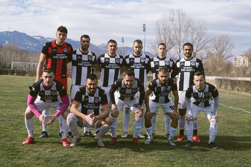 ОФК Локомотив Мездра приема днес Пещера Гала̀та в среща от