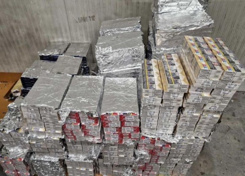 Митничари откриха над 140 000 къса контрабандни цигари при две