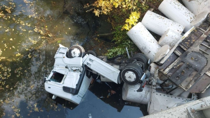 Товарен автомобил с турска регистрация падна в река Луда Камчия