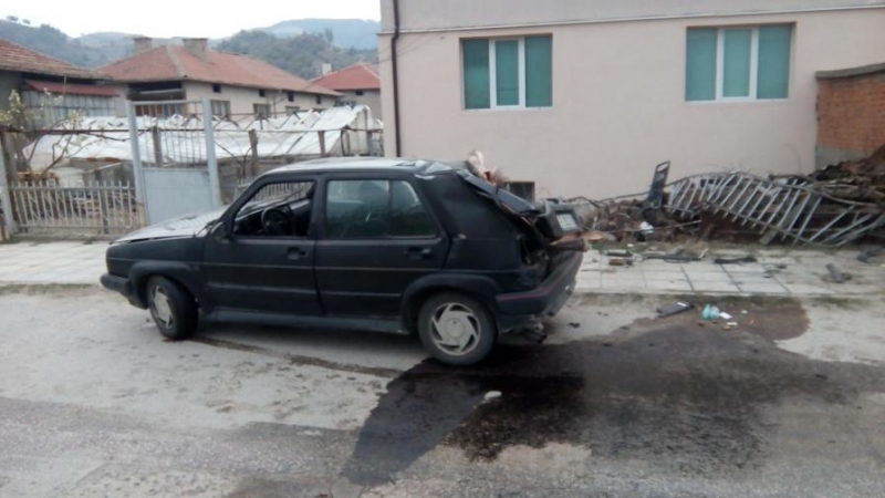 Мъж без книжка е катастрофирал в ограда на къща във