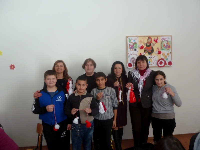 Работилница за изработване на мартеници оживи днес залата в ЦПЛР