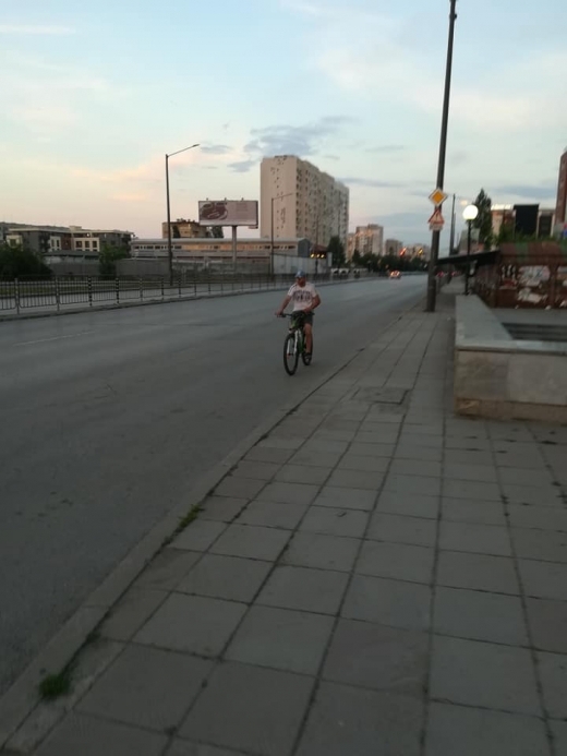 Мъж се самозадоволява докато кара колело и плаши млади жени