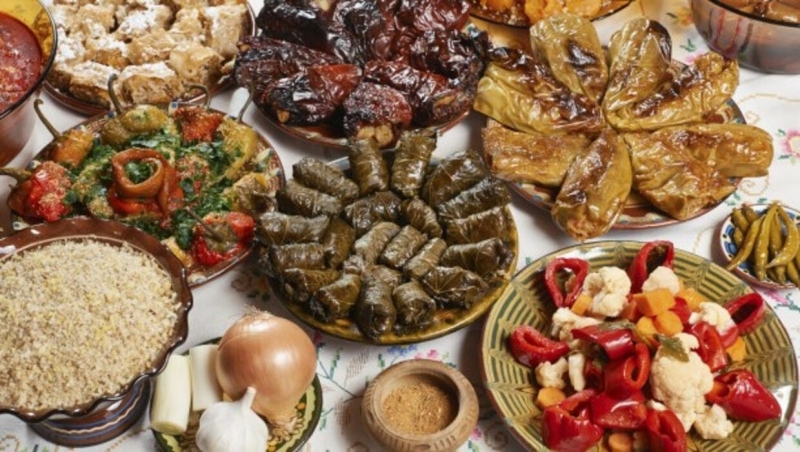 Коледа отминава но трапезата сякаш остава Пълни хладилници тежест в