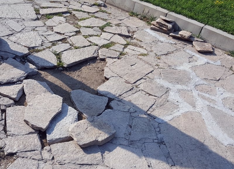 Хлапак е изкъртил плочки от алея в двора на училище