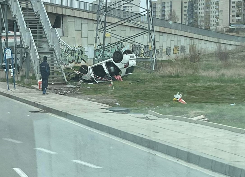Кола падна по таван от моста на кв Филиповци в