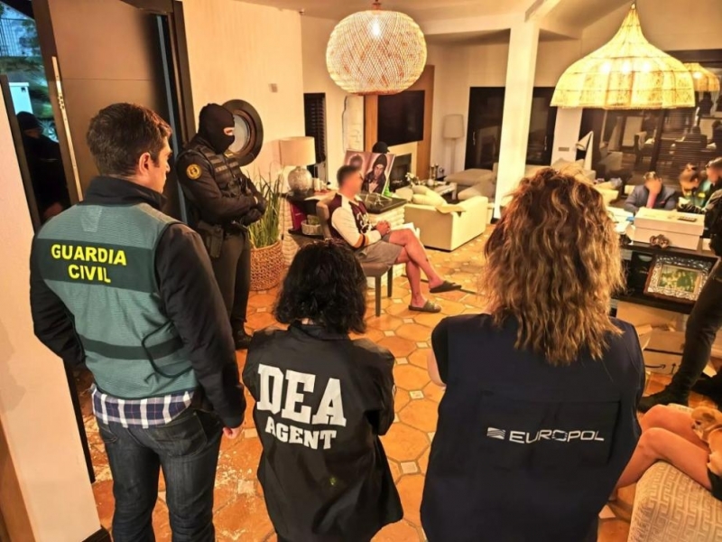 Полицията е разбила огромен суперкартел за наркотици който е контролирал