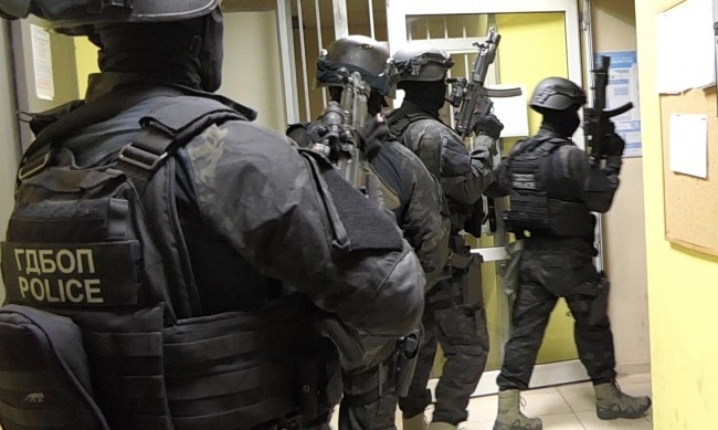 Полицай от ГДБОП е задържан на работното си място в