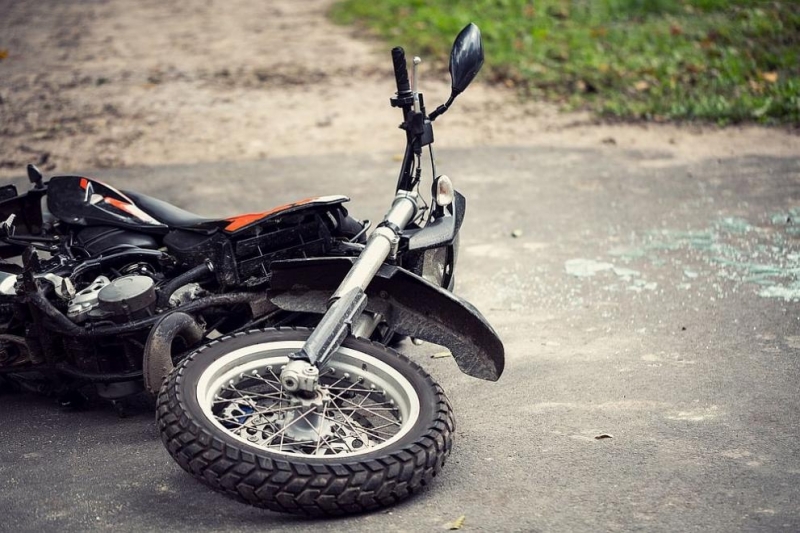 Младежи на 18 и 17 години катастрофираха с откраднат мотоциклет