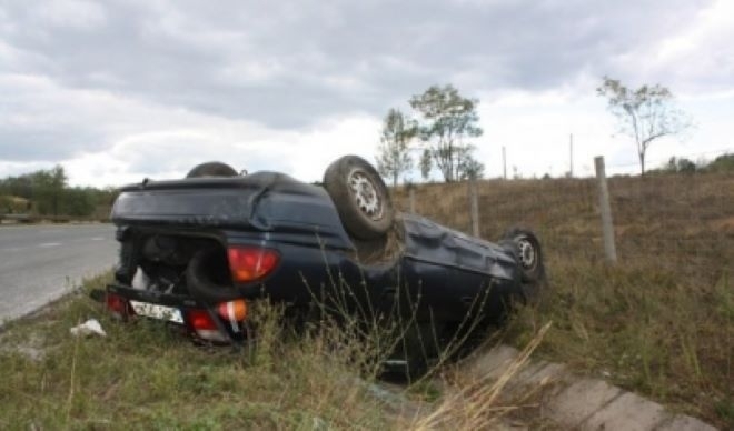 Шофьор катастрофира във Врачанско, рани себе си и пътник, съобщиха