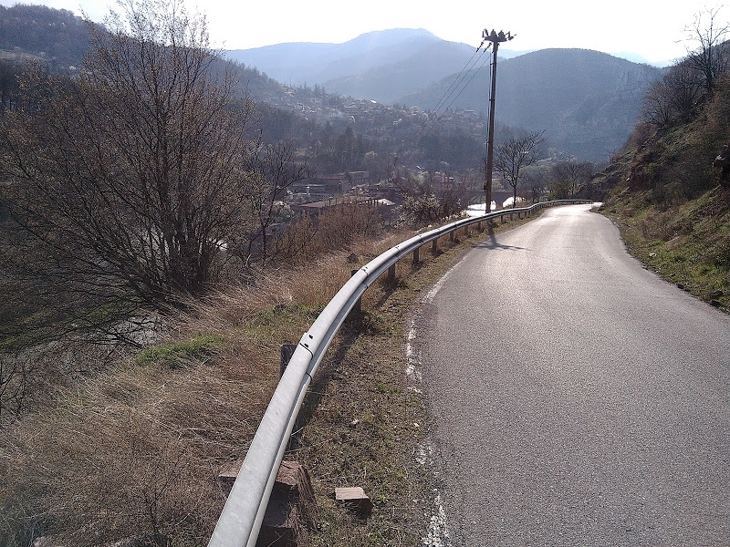 Бетонни блокове и бордюри изчезнаха от пътен строеж по маршрута