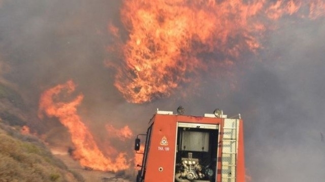 Голям горски пожар пламна в района на Неа Макри близо
