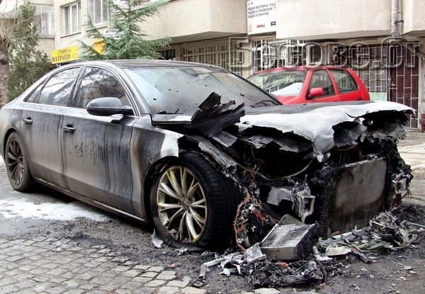 Пожар унищожи кола в Бяла Слатина полицията разследва случая научи