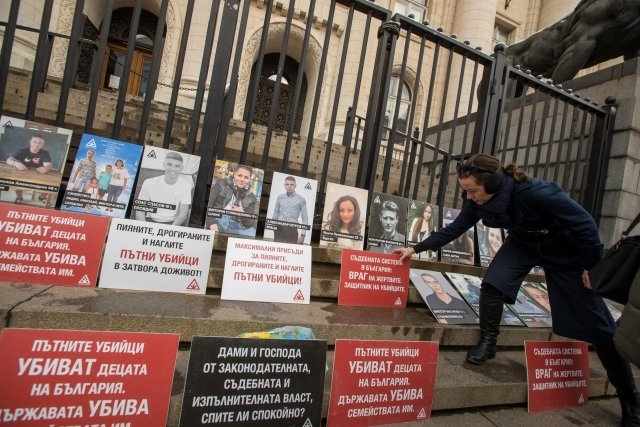 Правосъдният министър се срещна с опечалени родители на протеста "Аз съм Сияна" /снимки/