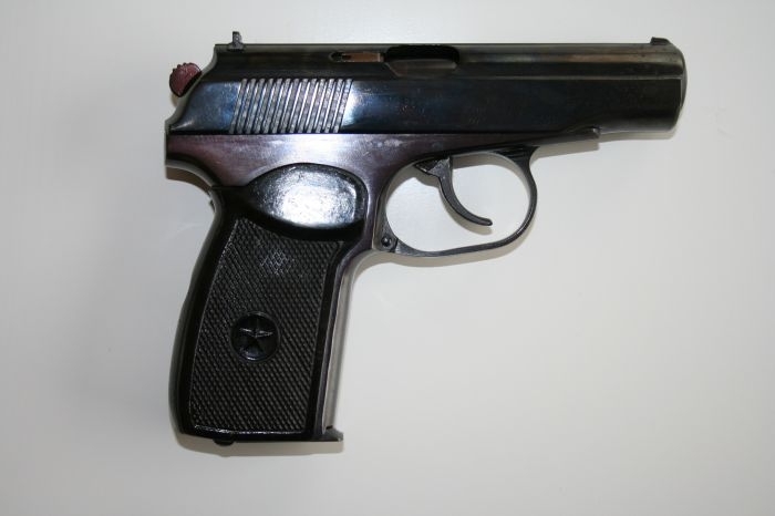 Публичните изпълнители на НАП Видин продават на търг пистолети