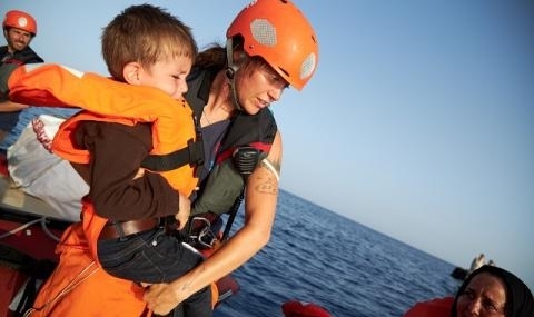 Стотици мигранти акостираха на гръцкия остров Лесбос от множество лодки