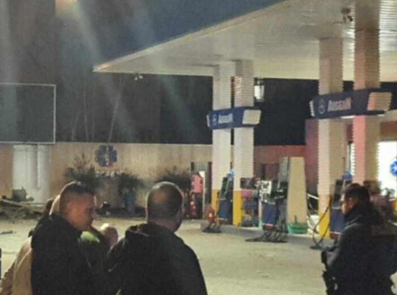 Властите в Гърция съобщиха че мощна бомбена експлозия е повредила