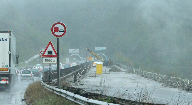 Тежък пътен инцидент с ТИР е станал в района на