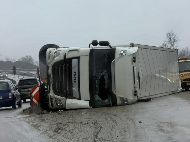 Нов инцидент! ТИР се обърна на Ботевград-Мездра, затвори пътя за часове /снимка/