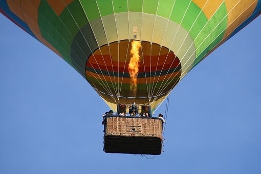 Туристи летели с балон са се заклещили между скали в