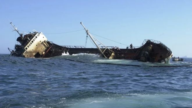 Кораб с 11 души на борда потъна в Черно море, ударен е от друг