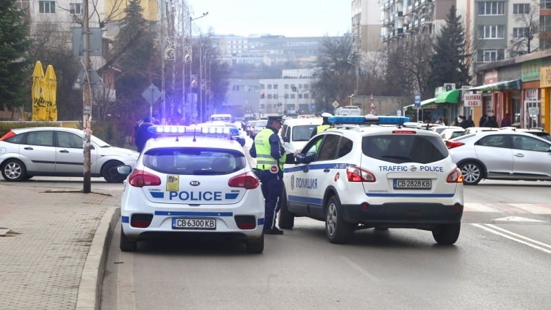 Шофьор изхвърли дрога пред очите на полицаи и си спретна гонка с тях, намериха го ден по-късно