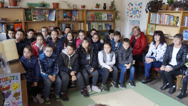 Читалнята на библиотеката при НЧ Просвета 1925 в Мездра за пореден