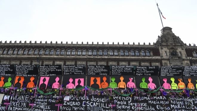 Пет жени са били открити вчера мъртви и изгорени в