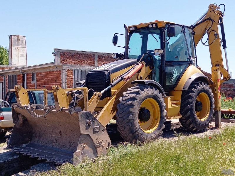Работник с трактор е прекъснал кабел от електропреносната мрежа на