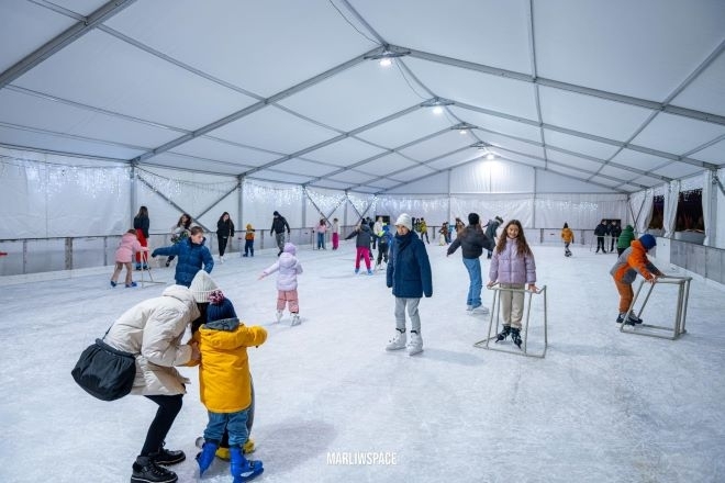 Ледената пързалка във Враца отвори врати съобщиха от местната администрация Откриването