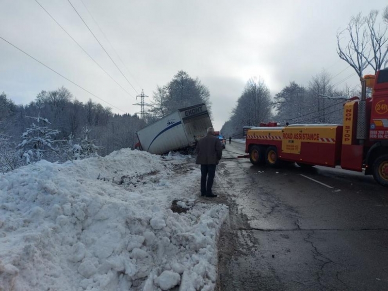 Товарен автомобил на куриерска фирма излезе от пътя Симитли Банско
