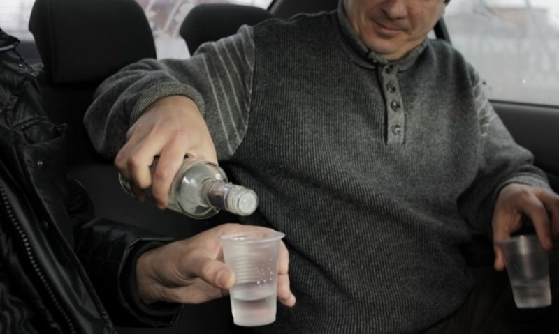 Униформени служители са заловили пиян възрастен мъж зад волана информираха