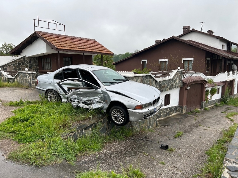 Млад шофьор с БМВ се е врязал в оградата на