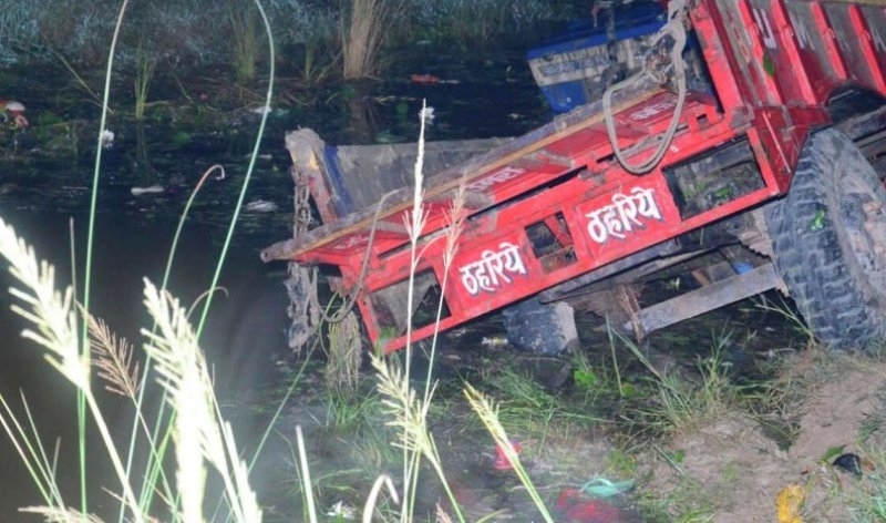 Селскостопански трактор теглещ ремарке с хора се преобърнал и паднал в