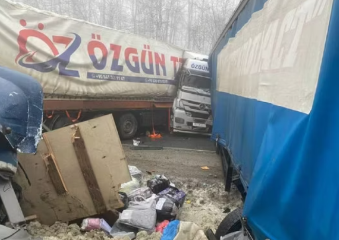 Над 20 автомобила се сблъскаха върху заледена федералната магистрала в