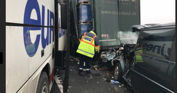 Лек автомобил и камион с българска регистрация са се сблъскали