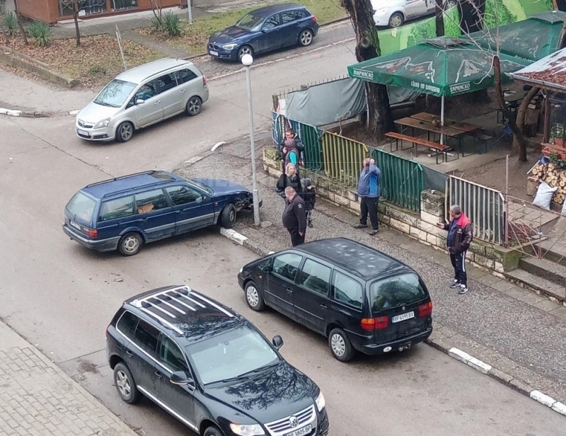 Джип и кола се удариха на натоварено кръстовище в Мездра