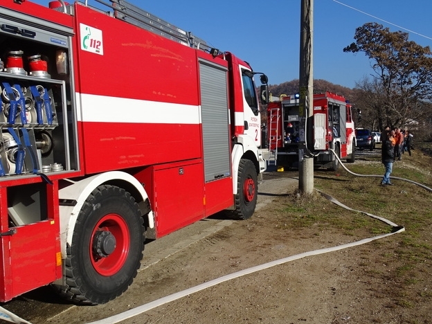 Голям пожар е горял в Лом съобщиха от полицията в