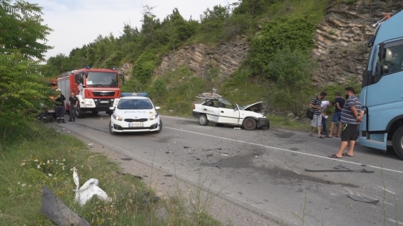 Продължава борбата за живот на едно от трите деца които