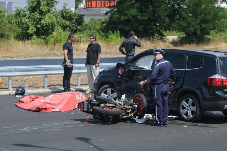 Жената от зверската катастрофа със загинал моторист край Монтана е