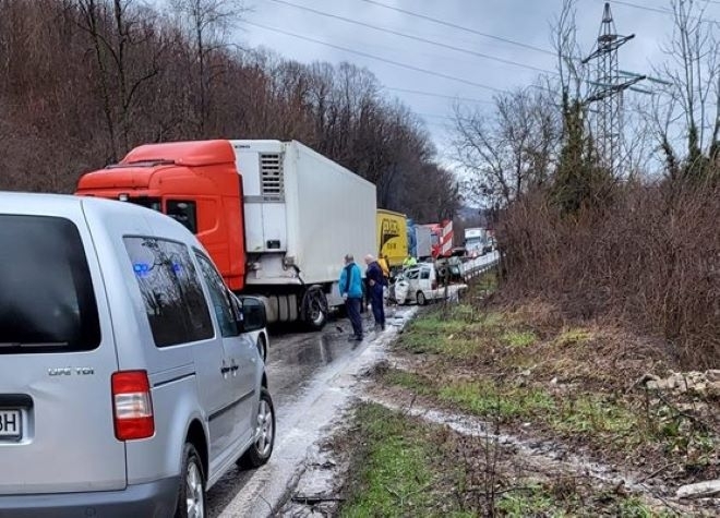 Катастрофа между лек и товарен автомобил затвори временно пътя Велико
