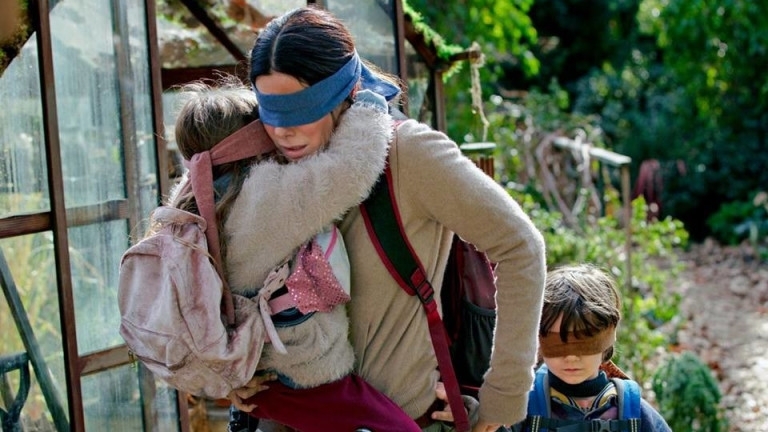 Един от най актуалните хаштагове в момента е birdboxchallenge Постовете с него в