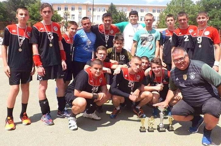 Юношите старша възраст на хандбален клуб Локомотив Мездра с треньор