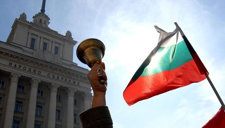 Време е МОН да пие по една студена вода