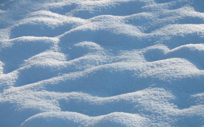 Крехка снежна покривка се образува в най високите части на планините